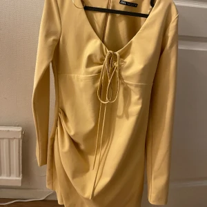 Gul klänning  - Jättefin gul klänning som går till mitten av låret. Fin störning och tajt passform. Passar s/m💞