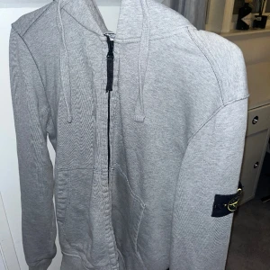 Stone Island Zip Hoodie  - En grå stone island i storlek L/M  Skick 8/10  Kvitto saknas tyvärr 