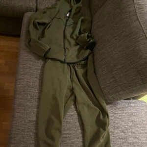 Nike tech dress - Tjena, säljer denna då jag ej använder den. Tröjan är i storlek M och byxorna i storlek L men dem sitter som M. Den är köpt i Nike butik för runt 2000. De är använda en del men ser ut som nyskick.