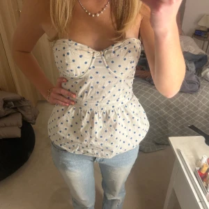 Sjukt snygg topp - Säljer denna sjukt snygga och söta korsett topp!!