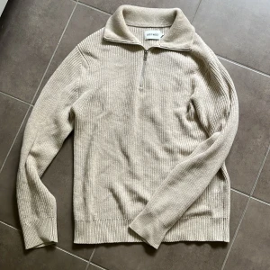 Beige half zip - East west half zip  Storlek: S Nypris:999kr Skick:10/10
