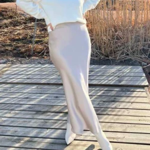 Kjol - Snygg kjol , använd en gång den är i nyskick 