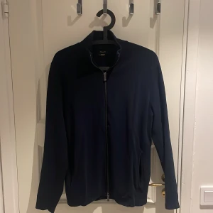 Kofta - Jättefin mörkblå kofta från Massimo Duttii toppskick, bara bärts fåtal gånger, inga defekter, behöver strykas endast😉