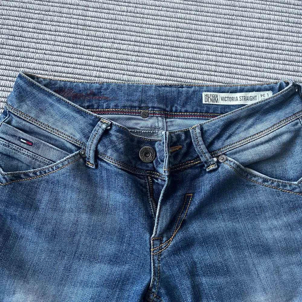 Fina jeans från Tommy hilfiger, straight fit Lågmidjade💓💓midjemått tvärs över ca 38cm, innerbenet ca 83 cm! Fint skick . Jeans & Byxor.