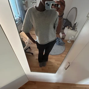 grå trekvarts ärmad tröja - tröjan är nopprig + lite små hål ,hålen är inget som syns så värst och har klippt ärmarna själv. (Därav priset) lite större i storlek 