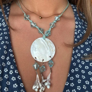 Halsband - Jättefint somrigt halsband. Säljer för att det tyvärr inte kommer till användning