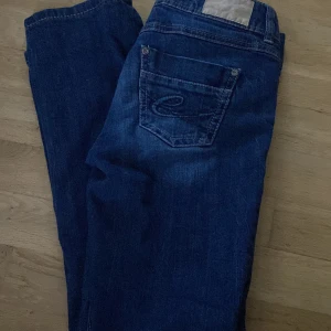 espirit jeans - säljer dom för att dom är för stora kan skicka storlekar om någon frågar 💓