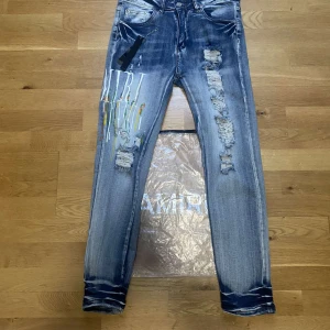 Amiri Jeans - Ett par feta amiris jag säljer nu för att de blivit små! Skick 8/10 och det är bara att skriva vid funderingar eller liknande 