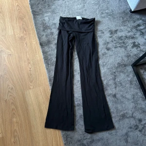 Yoga pants❤️😍 - Säljer dessa yoga pants från Gina young❤️Dom är i okej skick då dom har hål på längst ner på båda benen (se bild 4/5)❤️ Skriv gärna vid frågor eller fler bilder😍❤️