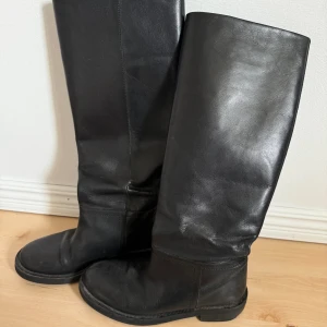 Svarta boots - Superfina svarta boots från Zara. Använda en hel del men inga hål eller liknande. Kan ej se storleken men skulle gisss på 38-39 då det är det jag brukar ha