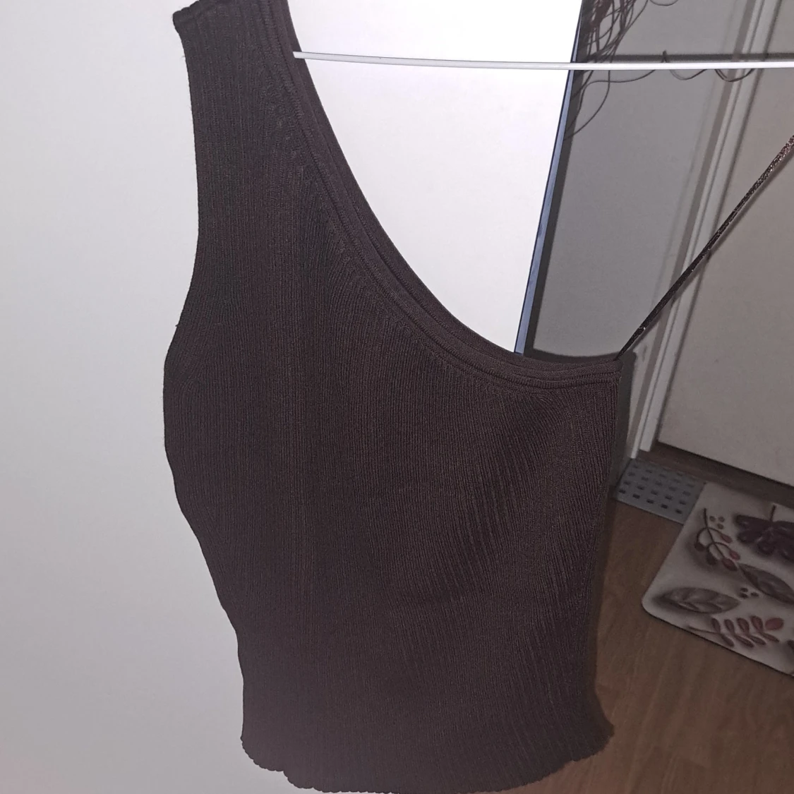 Brun ribbad oneshoulder topp - 92