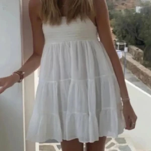 Klänning Zara - Säljer denna jättegulliga klänning från zara💗är använd men i bra skick🫶🏼(inte min bild)