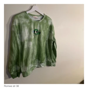 Grön tröja med tryck  - Grön tröja med tryck från RomWe. 