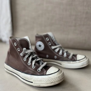 Bruna Converse  - Bruna, höga sneakers från Converse, CHUCK 70 UNISEX, i storlek 36. Jag köpte dem för ca 1000 kr men säljer dem nu för 400 kr. Använda en säsong.🫶