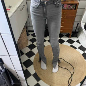 Grå jeans med slits - Från Zara köpta för 2 år sedan.  Är 173 och de är för långa för mig, därav är de lite slitna längst ned, Kan skicka bilder om någon är intresserad 🤍 De slutar precis under naveln