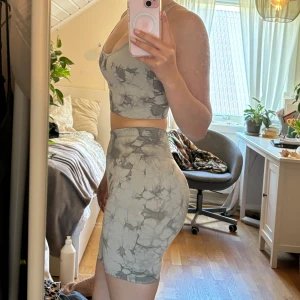 Träningsset  - Galet fint träningsset från ICIW! Går att köpa hela settet för 400 kr eller separat; toppen strl XS för 200 kr och shortsen strl S för 300 kr. Använt fåtal gånger och är i toppenskick. Skriv för fler bilder eller om du har frågor🫶🏼❤️