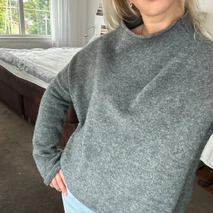 Filippa k sweater - Säljer nu min så fina Mika yak funnelneck sweater från Filippa k ❤️ jätte fint skick, som ny! Köpt för 3200kr. Dom två bilderna på den blåa tröjan är endast för att visa modellen tydligt då den gråa inte säljs på hemsidan längre. Jag säljer en grå❤️