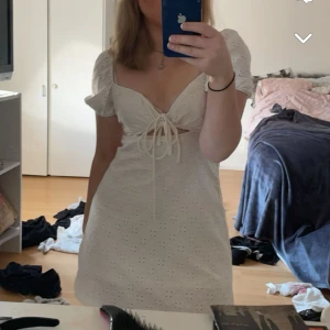 H&m klänning - Inga tecken på användning skriv för frågor🩷