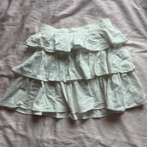 Vit volangkjol - Jätte fin och passar perfekt för sommaren