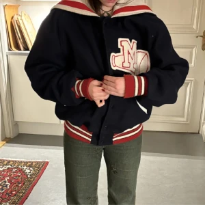 Bomberjacka - Snygg jacka som kan användas till höst och vinter! säljer då den inte längre får plats! Vet ej storlek men skulle säga passar S/M/L