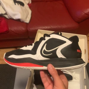 Kyrie 5 low - Feta basket dojor storlek 37.5, i använt skick, de har använts i ungefär 1 år. Skriv om ni har ytligare frågor👍🏼👍🏼