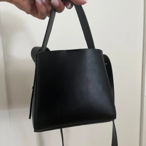 Ginatricot väska - Svart liten väska från Gina Tricot, den perfekta storleken. Använd men i mycket gott skick.