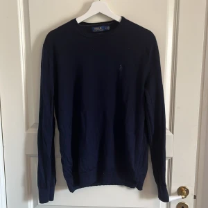 Ralph Laurent tröja  - Säljer denna Ralph Laurent tröja då den inte passar längre, tröjan är 100% merinoull och har inga defekter eller slitningar. 