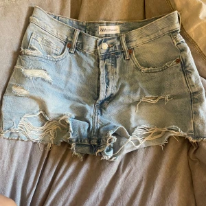 Jeans shorts - Jeans shorts från Zara som har blivit försmå. Har använt dom Max 5 gånger💕💕