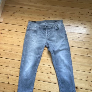 Dondup George jeans - Hej nu säljer jag mina jätte trendiga dondup jeans i storlek 35 nypris ca 3200 mitt pris 699kr. Pris går att ändra vid snabb affär 