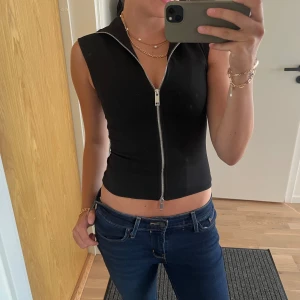 Festtopp - Topp från zara med dragkedja. Det går att dra i båda kedjorna. 