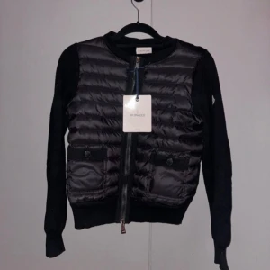 Svart moncler cardigan  - Stl S  Inga defekter Köpt för 3000 men säljs för halva priset då den ändån inte används💗