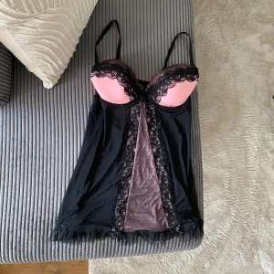 Söt nattlinne  - En jätte söt nattlinne med ingen fyllning. Justerbar därbak och har justerbara band. Storlek M, 85B