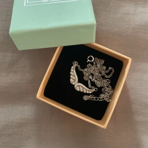 Halsband - Säljer nu detta otroligt gulliga halsband i äkta silver (sterling silver/s925), som tyvärr inte kommit till användning för mig💘 Bild 2 för hur de sitter på, kan justeras längre!