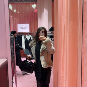 Jacka - Säljer min vinter jacka som köptes i år, har knappt använd. I bra skick och köptes från H&M. Säljer pga av köpte en annan i annan färg. Dm för fler bilder 