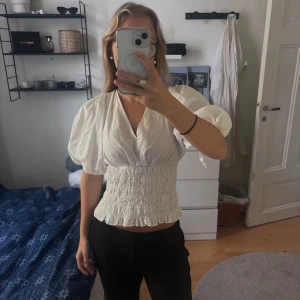 Topp med puffärmat - Jätte fin festlig topp med puffärmar från Vero Moda. Aldrig använd 💕  nypris: 349 kr