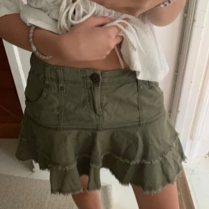 Lågmidjad jeanskjol med volang - Jätte snygg ! Använd gärna köp nu. Den har nån fläck inuti vid fickan som inte syns eftersom det är på insidan