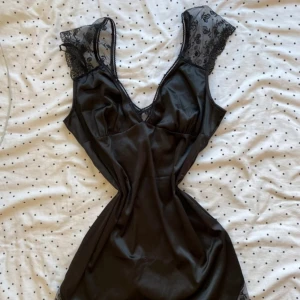 Satin minidress - Vacker miniklänning i spets och satin! Klänningen har band som knyts med rosett i ryggen för den perfekta passformen☺️