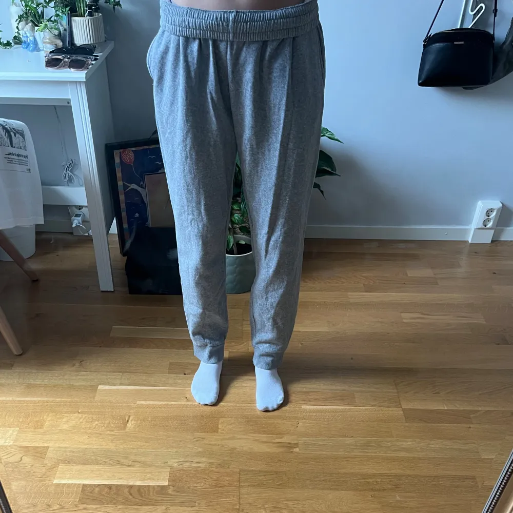 Gråa mjukisbyxor från Andy som blivit sparsamt använda. Jeans & Byxor.