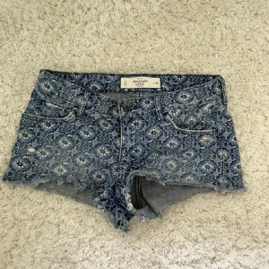 Mönstrade shorts  - Snygga lågmidjade mönstrade shorts, storlek w25 motsvarar ungefär en xs/s 🌟