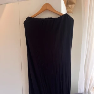 långkjol - Rensar ut min garderob och säljer bland annat denna super sköna och fina långkjol ifrån lager 157. Säljer då den är för kort för mig och kommer inte till användning. 