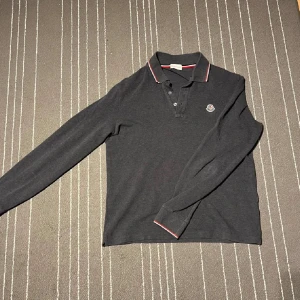 Moncler piké  - Användt i bra skick. Precis som ny. Kvitto finns. Storlek M.