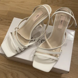 Vita klackskor  - Säljer dessa super fina klackskorna från Nelly i storlek 37 som är helt oanvända!💕 Säljer pga att de inte kommit till användning💕💕 Säljer för 300+frakt.. slutsåld på hemsidan! 