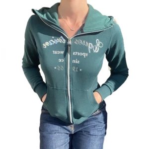 y2k grön zip up hoodie  - Superfin emeraldgrön y2k zip up kofta med silver detaljer. I jättefint skick, utan defekter! Skriv i dm vid funderingar, för fler bilder eller prisförslag. Köp direkt via köp nu! 💓