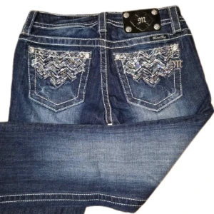 Miss me jeans - Säljer dessa supersnygga jeans då de tyvärr var för små för mig.   Köpt på Plick, som nya.  Kom med bud.  