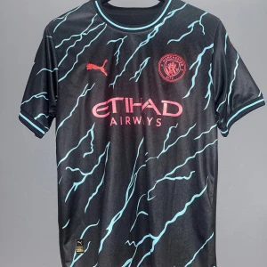 City ”Haaland” 23/24  - Säljer en Haaland tröja från säsongen 23/24, deras tredje tröja där de vann Premier League och där Haaland själv vann skytteligan. Tröjan är L men sitter som M. Fint skick och priset går att diskutera!