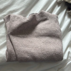 Rosa stickad tröja  - Mycke bra skick, köpt för 300 säljer för 100. Hör av er för mer information