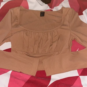 Ny ribbad beigerosa tröja - Helt ny och oanvänd. Är i storlek xs men passar även s. Är beigerosa i färg. Köparen står för frakten ❤️ köp gärna med bundle och så kan du få billigare