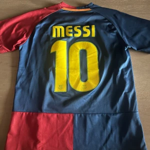 Lionel Messi  - Messi final tröjan i rom 2009, väldigt bra skick och kvalite 