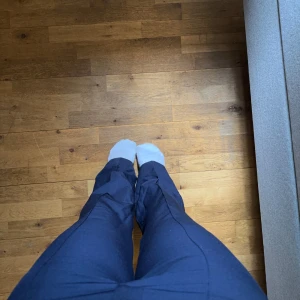 Kostymbyxor Madlady - Mörkblåa kostymbyxor från madlady! Säljes pga inte min stil. Så gott som nya! Fler bilder kan fixas vid behov😁
