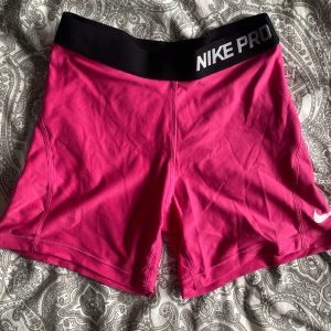 Nike Pro - Rosa Nike PRO shorts. Använda 2 gånger.